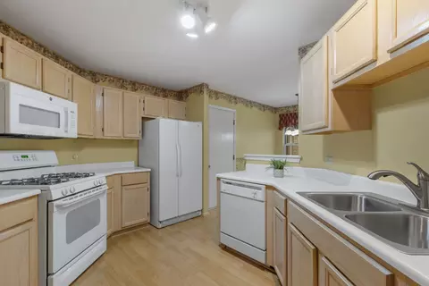 Kitchen - 383 Aberdeen Ct #1, Bartlett, IL 60103 photo 1 of 3