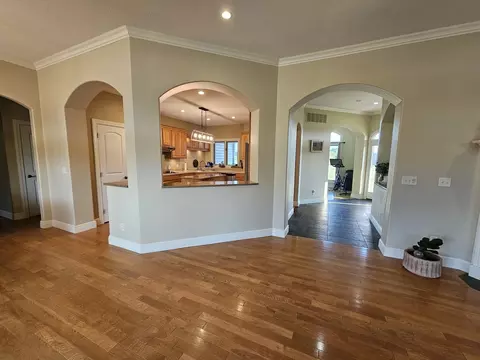 Living - 15228 E Holland Dr, Mount Vernon, IL 62864 photo 4 of 5