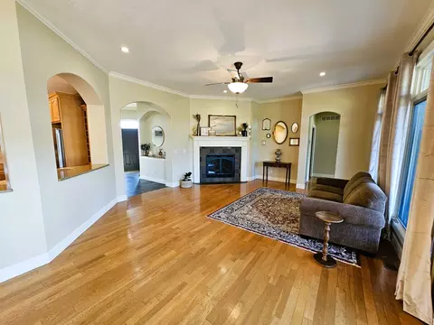 Living - 15228 E Holland Dr, Mount Vernon, IL 62864 photo 3 of 5