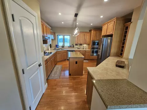 Kitchen - 15228 E Holland Dr, Mount Vernon, IL 62864 photo 6 of 7