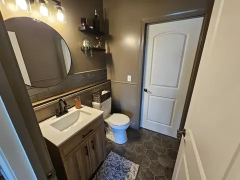 Bath - 15228 E Holland Dr, Mount Vernon, IL 62864 photo 1 of 6