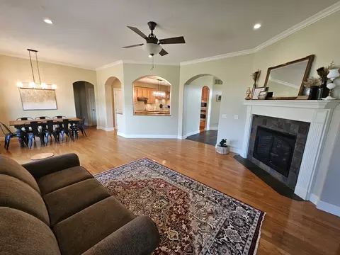 Living - 15228 E Holland Dr, Mount Vernon, IL 62864 photo 2 of 5