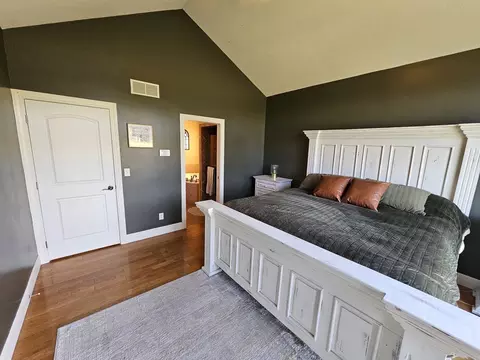Bedroom - 15228 E Holland Dr, Mount Vernon, IL 62864 photo 2 of 4