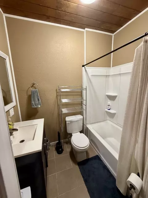 Bath - 205 W 6th St, Benton, IL 62812 photo 1 of 2