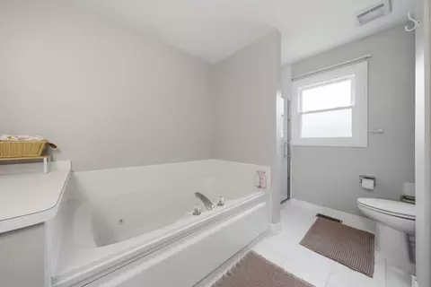Bath - 14101 E Laramie Ct, Crestwood, IL 60418 photo 4 of 5