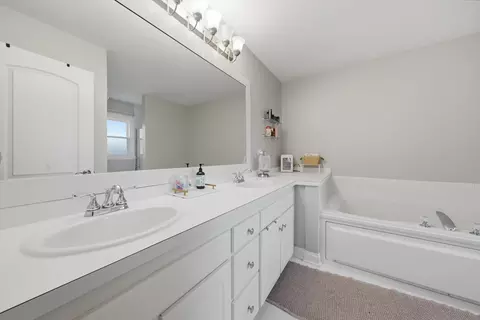 Bath - 14101 E Laramie Ct, Crestwood, IL 60418 photo 3 of 5
