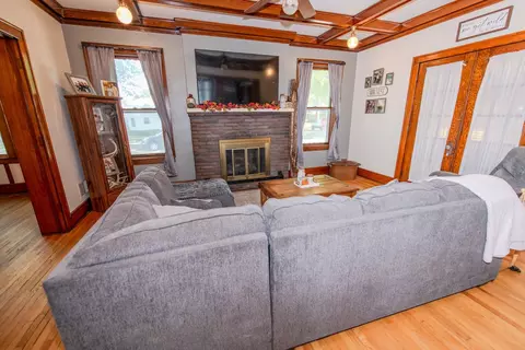 Living - 426 E Jefferson St, Morris, IL 60450 photo 1 of 6