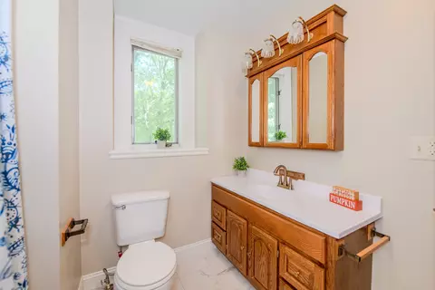 Bath - 426 E Jefferson St, Morris, IL 60450 photo 2 of 3