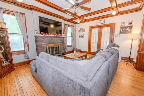 Living - 426 E Jefferson St, Morris, IL 60450 photo 4 of 6