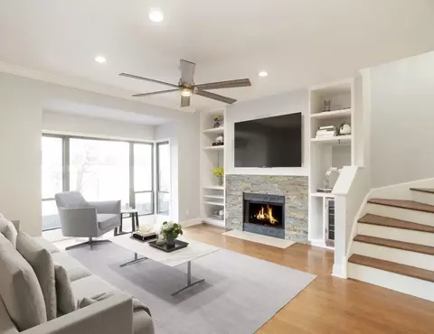 Living - 1411 W Harrison St, Chicago, IL 60607 photo 2 of 4