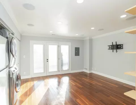 Living - 1411 W Harrison St, Chicago, IL 60607 photo 4 of 4
