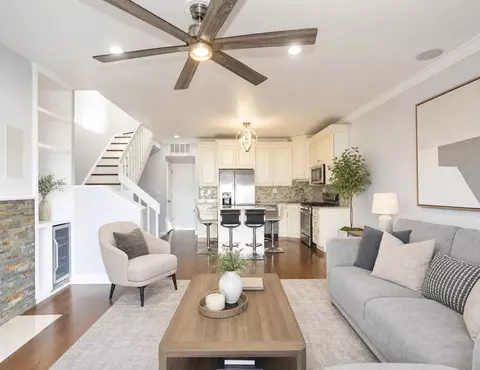 Living - 1411 W Harrison St, Chicago, IL 60607 photo 1 of 4