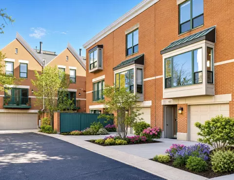 Exterior - 1411 W Harrison St, Chicago, IL 60607 photo 3 of 4