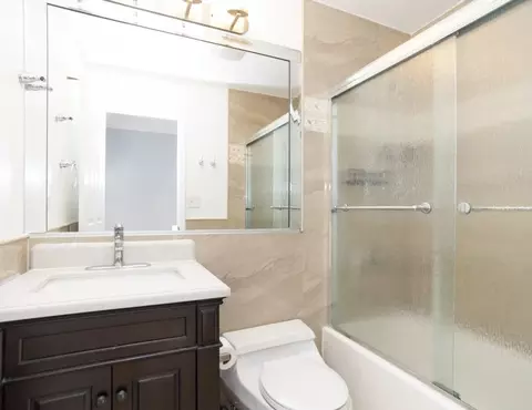 Bath - 1411 W Harrison St, Chicago, IL 60607 photo 2 of 3