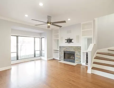 Living - 1411 W Harrison St, Chicago, IL 60607 photo 3 of 4