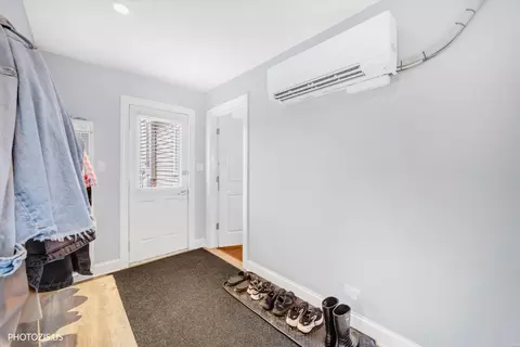 Entry Way - 148 Jeffery Ln, Des Plaines, IL 60018 photo 4 of 4