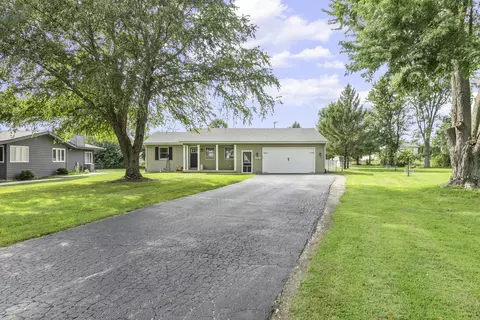 150 Holiday Dr, Somonauk, IL 60552