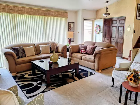 Living - 331 Orchard St, Hillside, IL 60162 photo 1 of 4