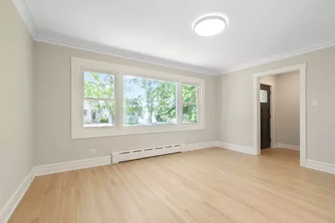 Living - 5747 N Melvina Ave, Chicago, IL 60646 photo 2 of 4