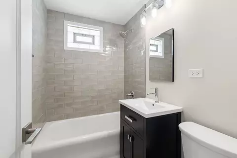 Bath - 5747 N Melvina Ave, Chicago, IL 60646 photo 2 of 3