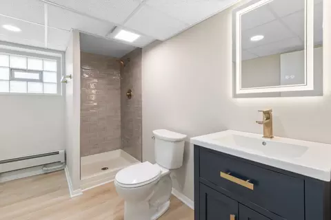 Bath - 5747 N Melvina Ave, Chicago, IL 60646 photo 3 of 3