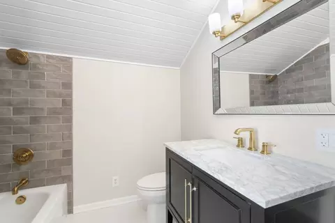 Bath - 5747 N Melvina Ave, Chicago, IL 60646 photo 1 of 3