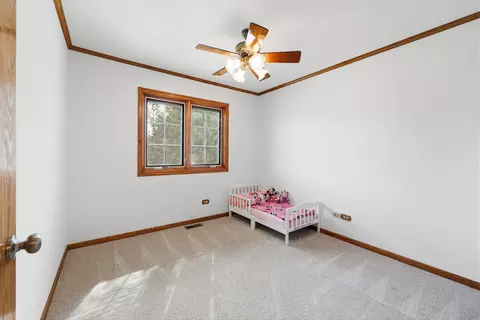Bedroom - 655 Crest Dr, Cary, IL 60013 photo 5 of 7