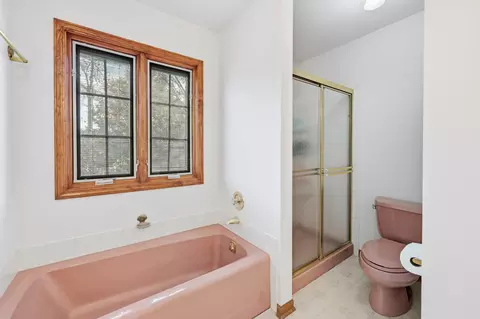 Bath - 655 Crest Dr, Cary, IL 60013 photo 3 of 4