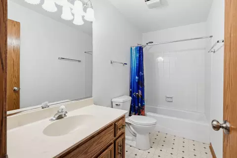 Bath - 655 Crest Dr, Cary, IL 60013 photo 4 of 4