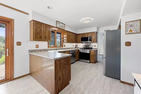 Kitchen - 655 Crest Dr, Cary, IL 60013 photo 1 of 2