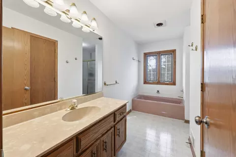 Bath - 655 Crest Dr, Cary, IL 60013 photo 2 of 4