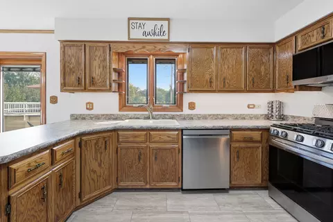 Kitchen - 655 Crest Dr, Cary, IL 60013 photo 2 of 2
