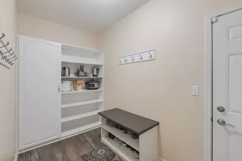 Entry Way - 422 W Amberside Dr, Elgin, IL 60124 photo 2 of 3
