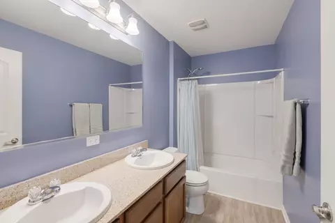 Bath - 422 W Amberside Dr, Elgin, IL 60124 photo 4 of 4