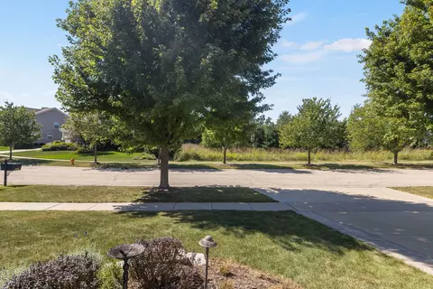 Exterior - 422 W Amberside Dr, Elgin, IL 60124 photo 4 of 8