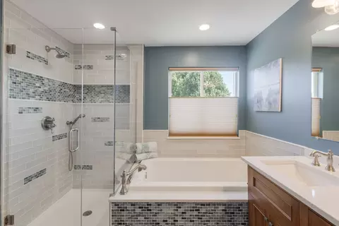 Bath - 422 W Amberside Dr, Elgin, IL 60124 photo 3 of 4