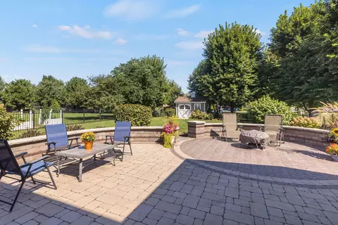 Exterior - 422 W Amberside Dr, Elgin, IL 60124 photo 5 of 8