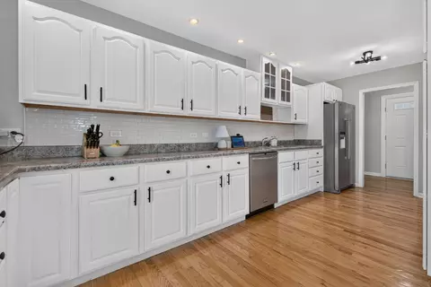 Kitchen - 2021 Lancaster Ln, Wheaton, IL 60189 photo 3 of 8