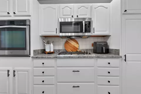 Kitchen - 2021 Lancaster Ln, Wheaton, IL 60189 photo 5 of 8