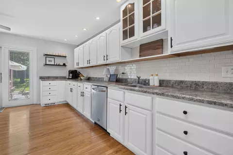 Kitchen - 2021 Lancaster Ln, Wheaton, IL 60189 photo 6 of 8