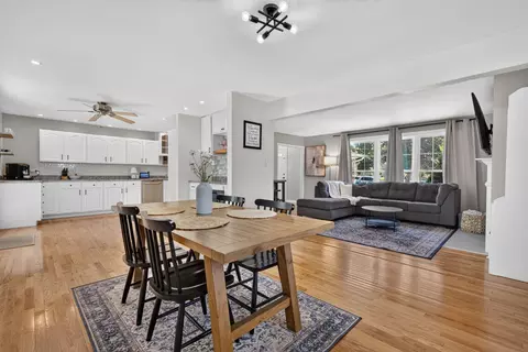 Dining - 2021 Lancaster Ln, Wheaton, IL 60189 photo 4 of 5