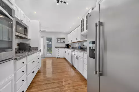 Kitchen - 2021 Lancaster Ln, Wheaton, IL 60189 photo 7 of 8