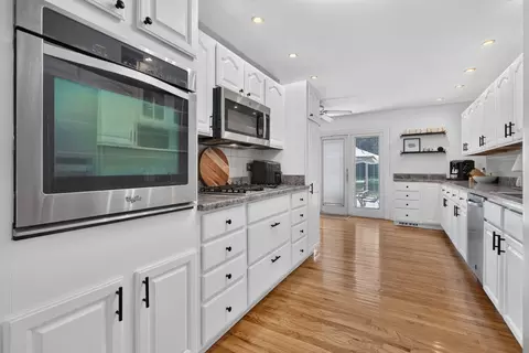 Kitchen - 2021 Lancaster Ln, Wheaton, IL 60189 photo 8 of 8