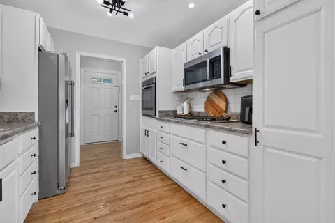 Kitchen - 2021 Lancaster Ln, Wheaton, IL 60189 photo 4 of 8
