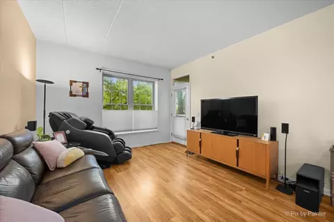 Living - 3100 Town Square Dr #101, Rolling Meadows, IL 60008 photo 1 of 3