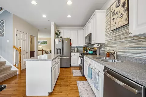 Kitchen - 1628 Edinburgh Dr #100-2, Bartlett, IL 60103 photo 2 of 2