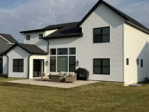 Exterior - 237 W Torrey Pines Dr, Eldridge, IA 52748 photo 4 of 6