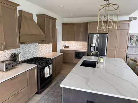Kitchen - 237 W Torrey Pines Dr, Eldridge, IA 52748 photo 4 of 6