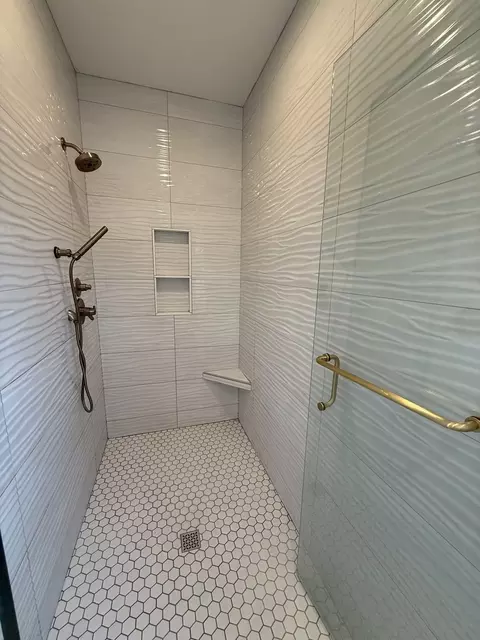 Bath - 237 W Torrey Pines Dr, Eldridge, IA 52748 photo 2 of 2
