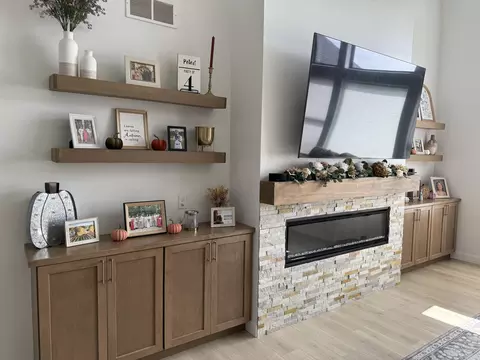Living - 237 W Torrey Pines Dr, Eldridge, IA 52748 photo 2 of 4